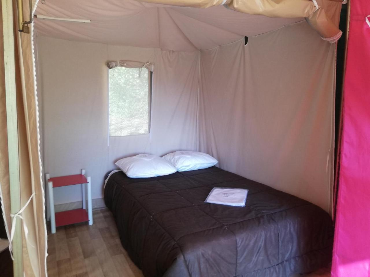 סן-ז'ירון Camping 3 Etoiles - Piscine Chauffee - Vue Montagne מראה חיצוני תמונה