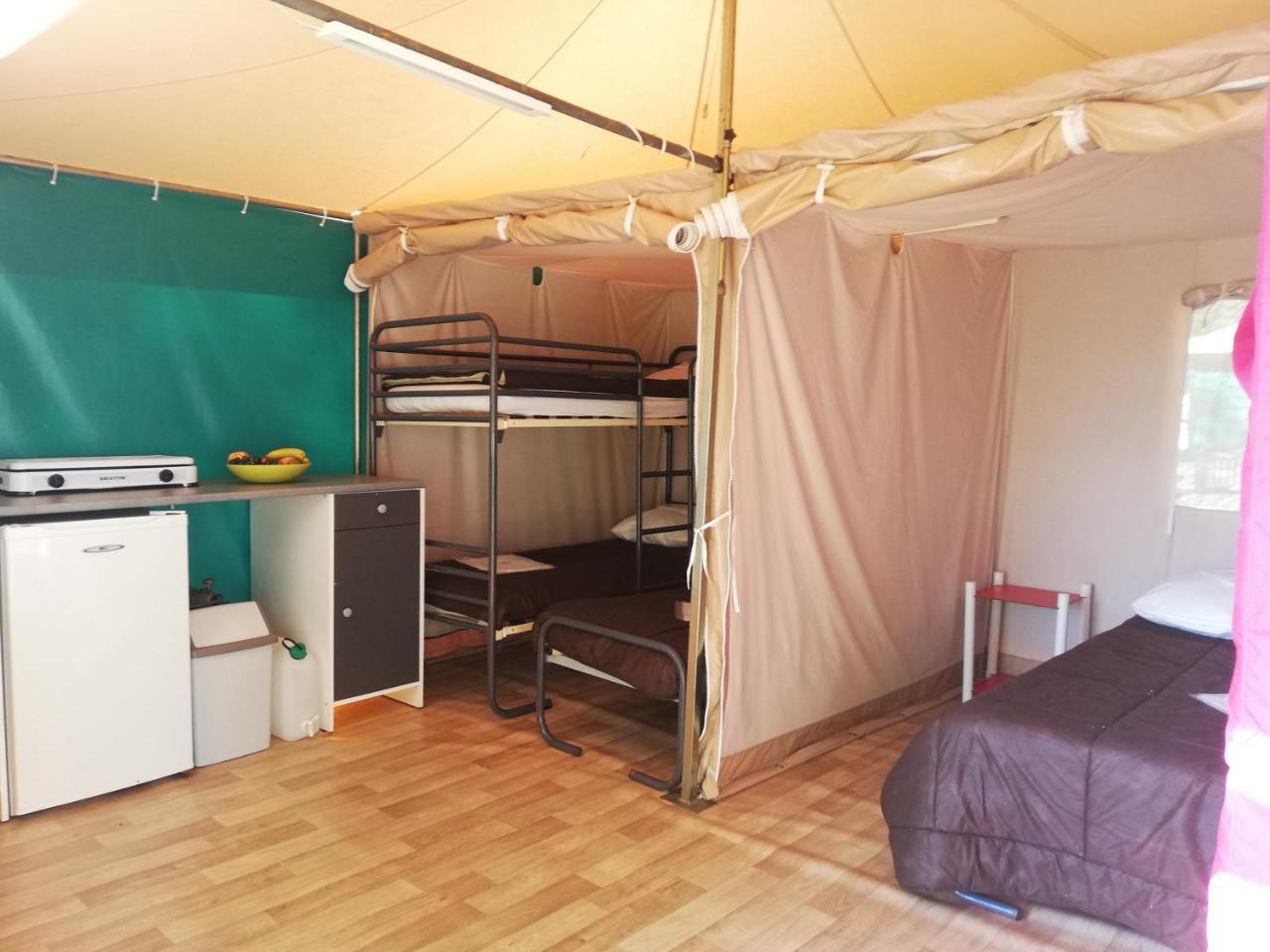 סן-ז'ירון Camping 3 Etoiles - Piscine Chauffee - Vue Montagne מראה חיצוני תמונה
